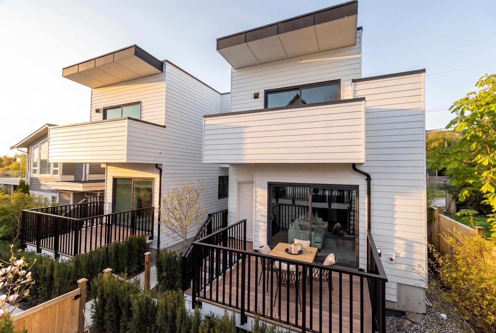 1 328 14TH STREET, R3166676, BC,