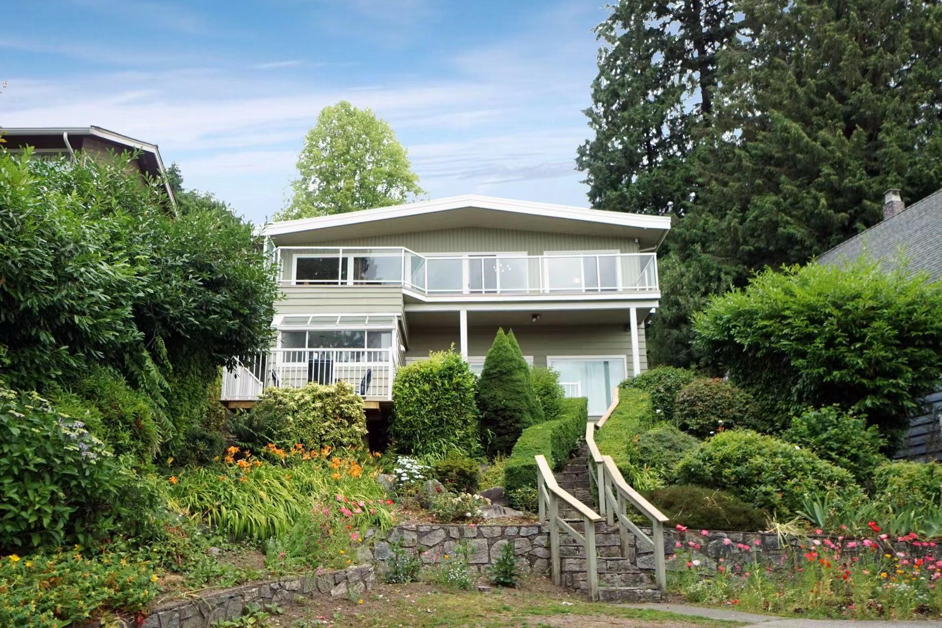 MLS® listing #R3167645 for sale located at 850 ESQUIMALT AVENUE, West Vancouver BC V7T 1J8