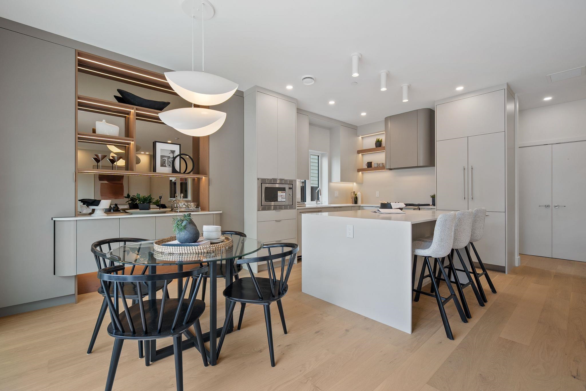 2 2211 WILLIAM STREET, R3168321, BC,
