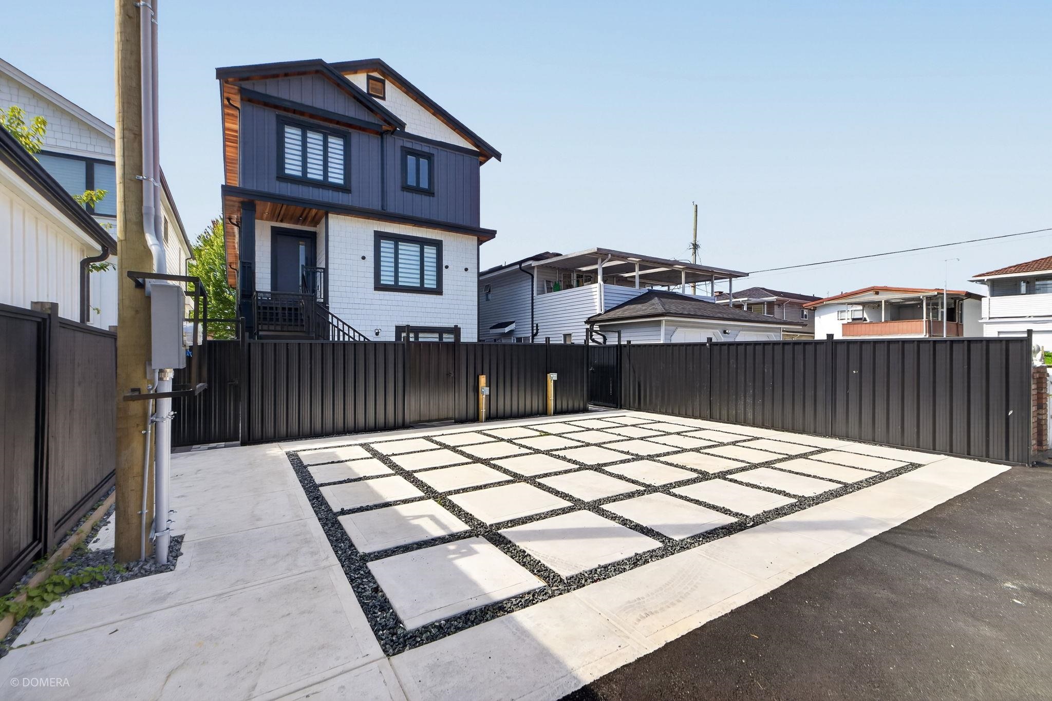 3 2035 51ST AVENUE, R3169790, BC,