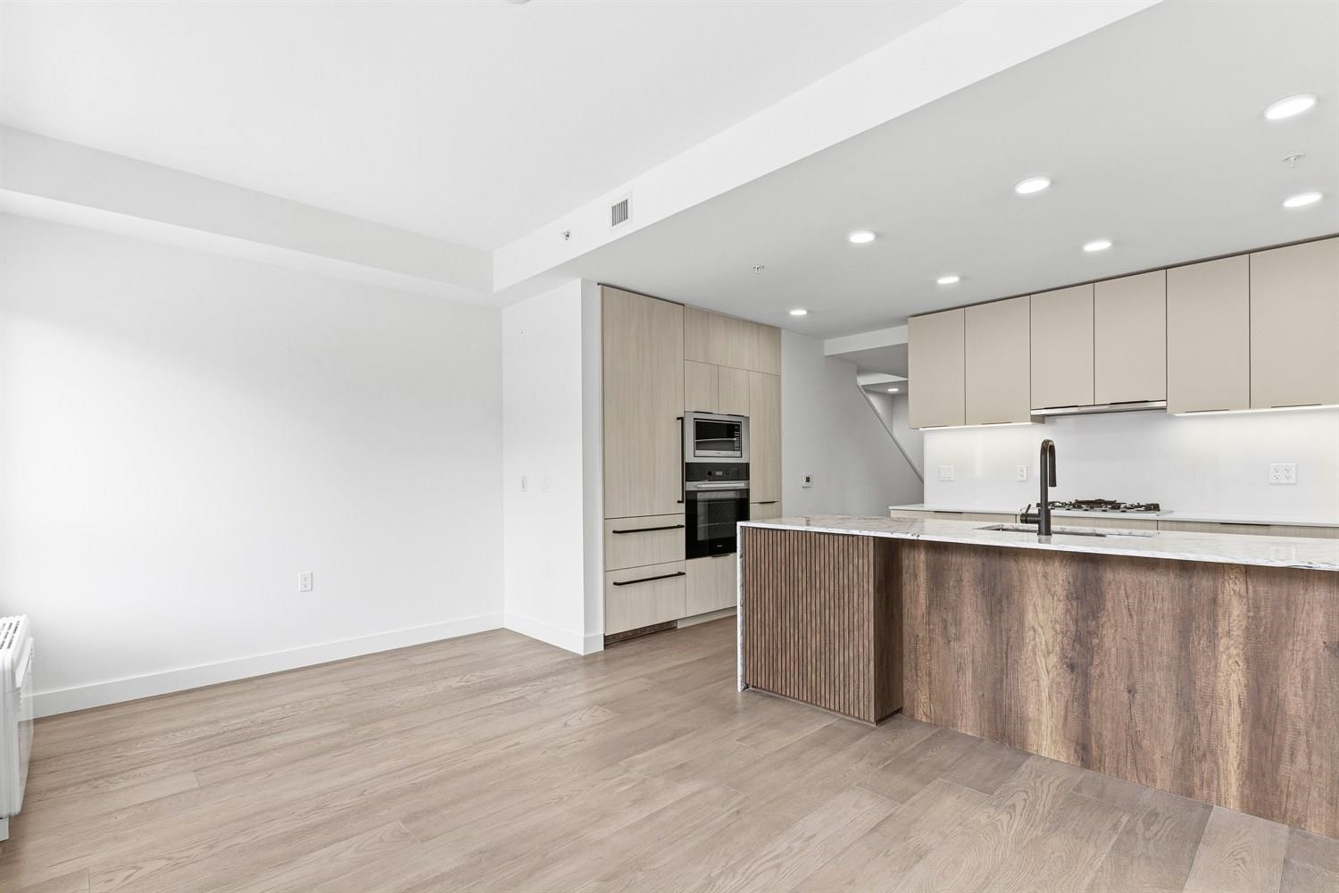 303 3590 39TH AVENUE, R3172228, BC,