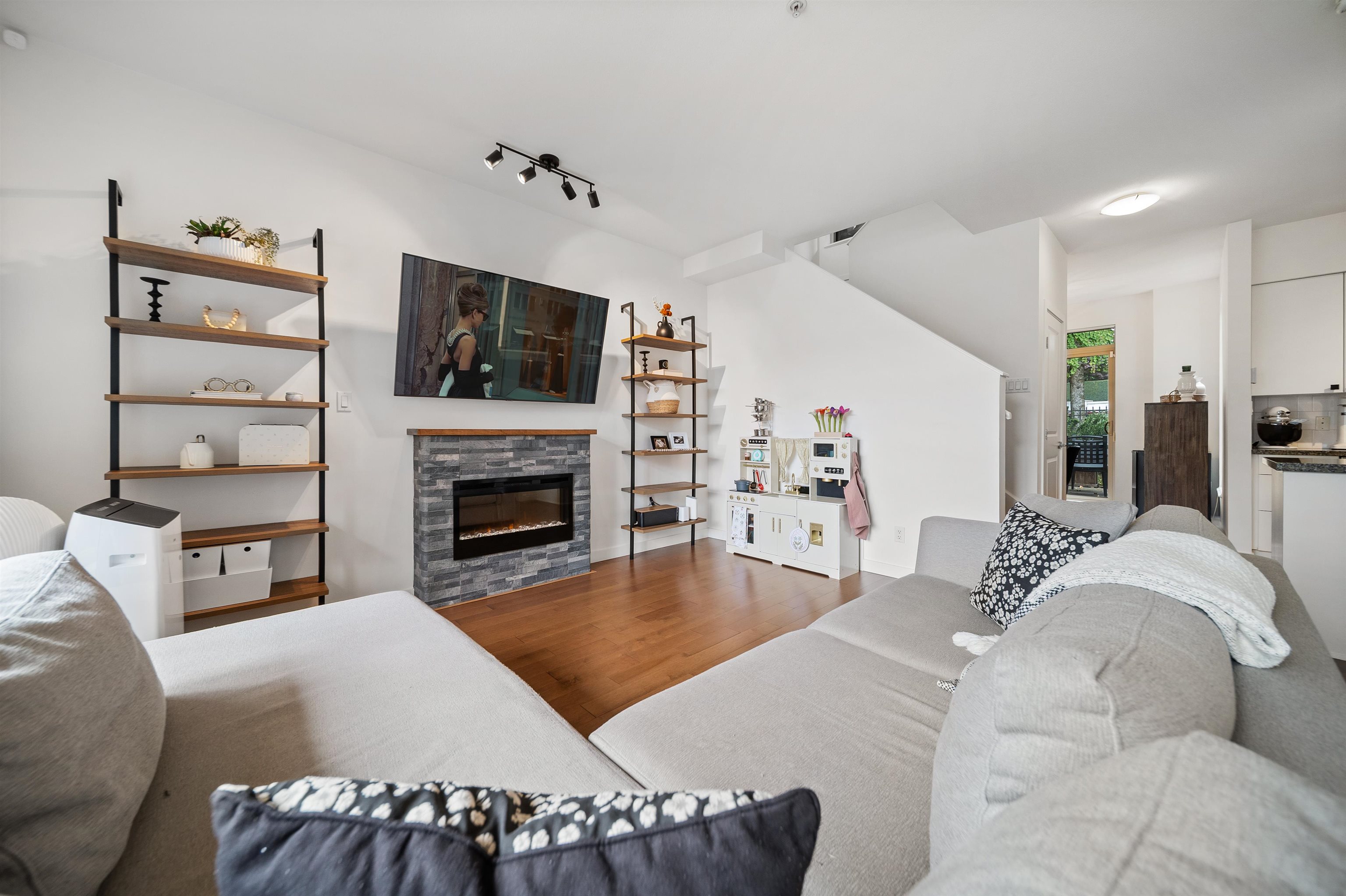 6 4132 HALIFAX STREET, R3174837, BC,