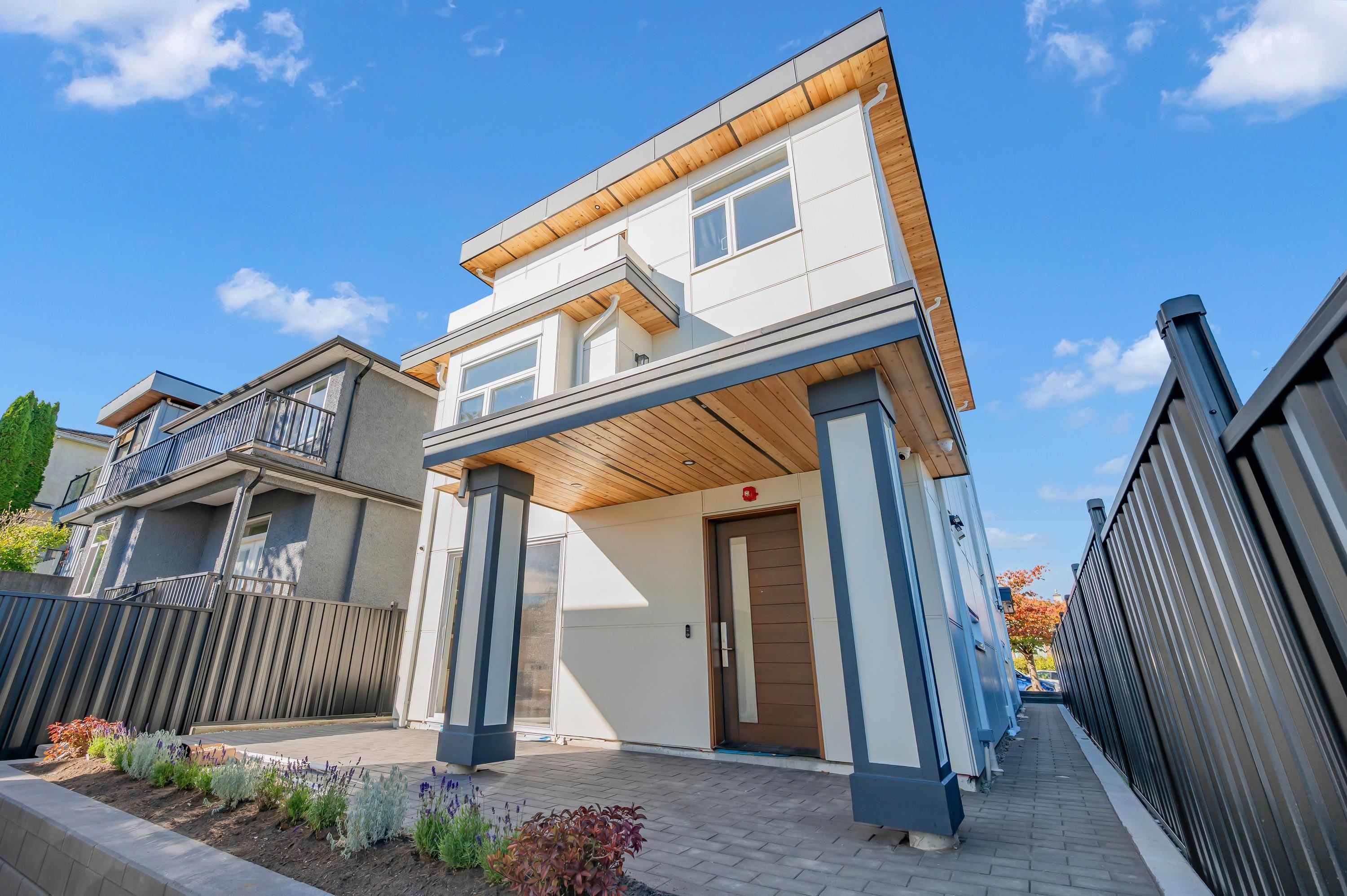 2 3034 5TH AVENUE, R3175150, BC,