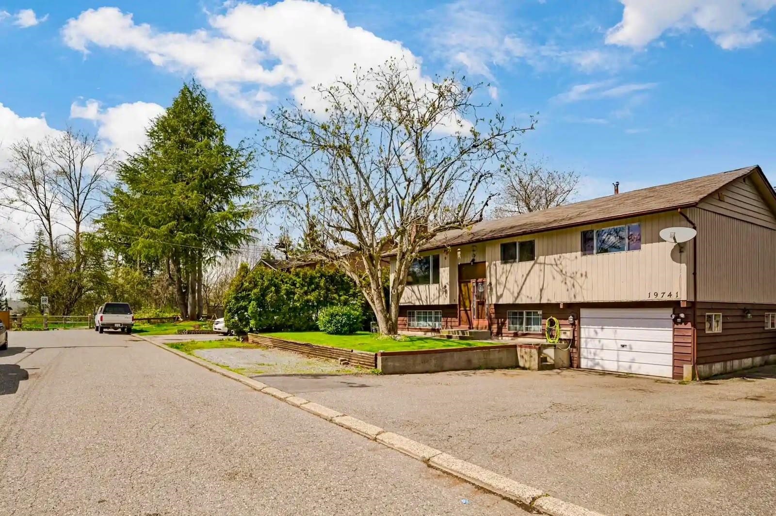 Main 19741 54A AVENUE, R3176363, BC,