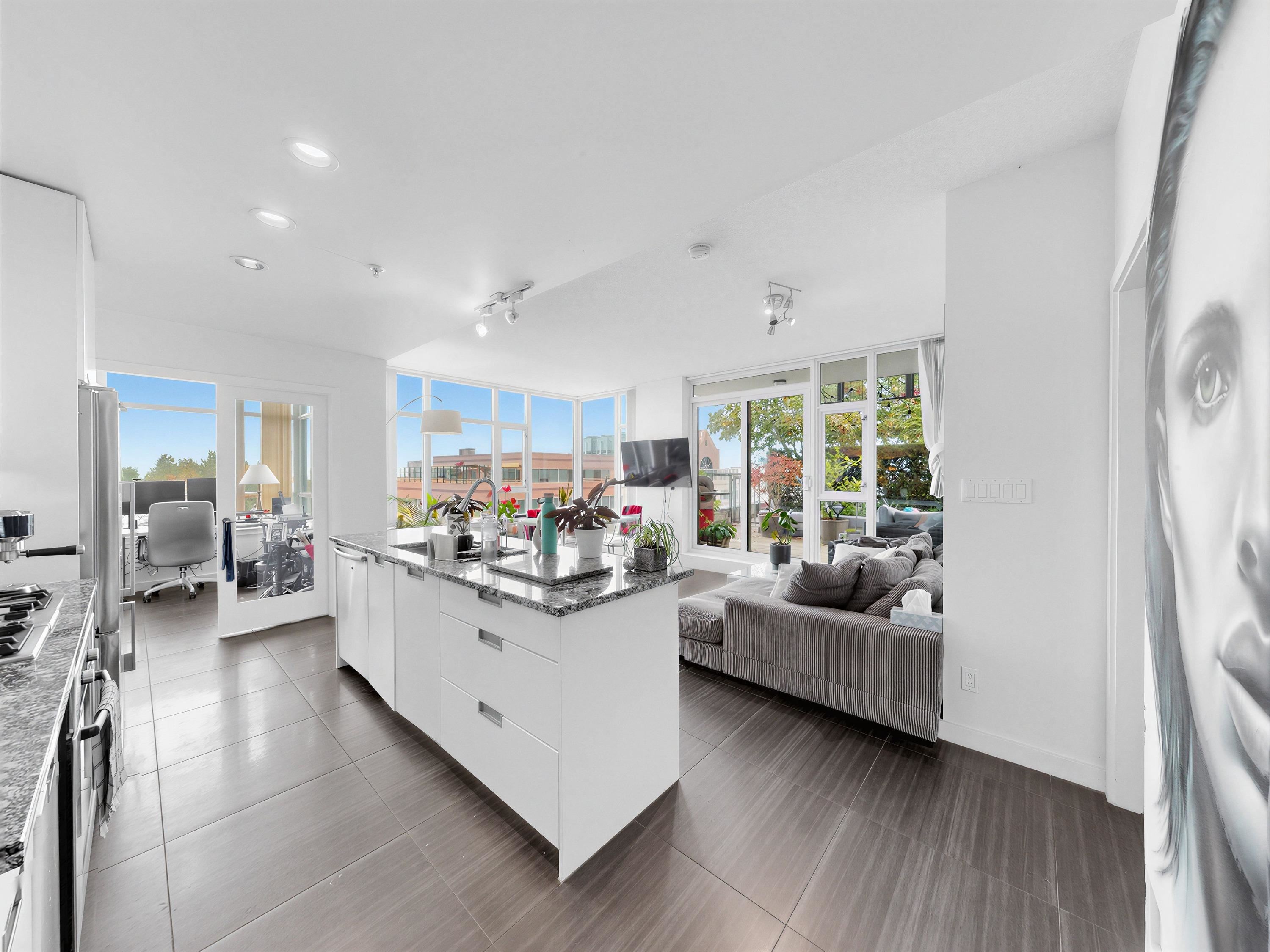 865 2080 BROADWAY, R3176787, BC,