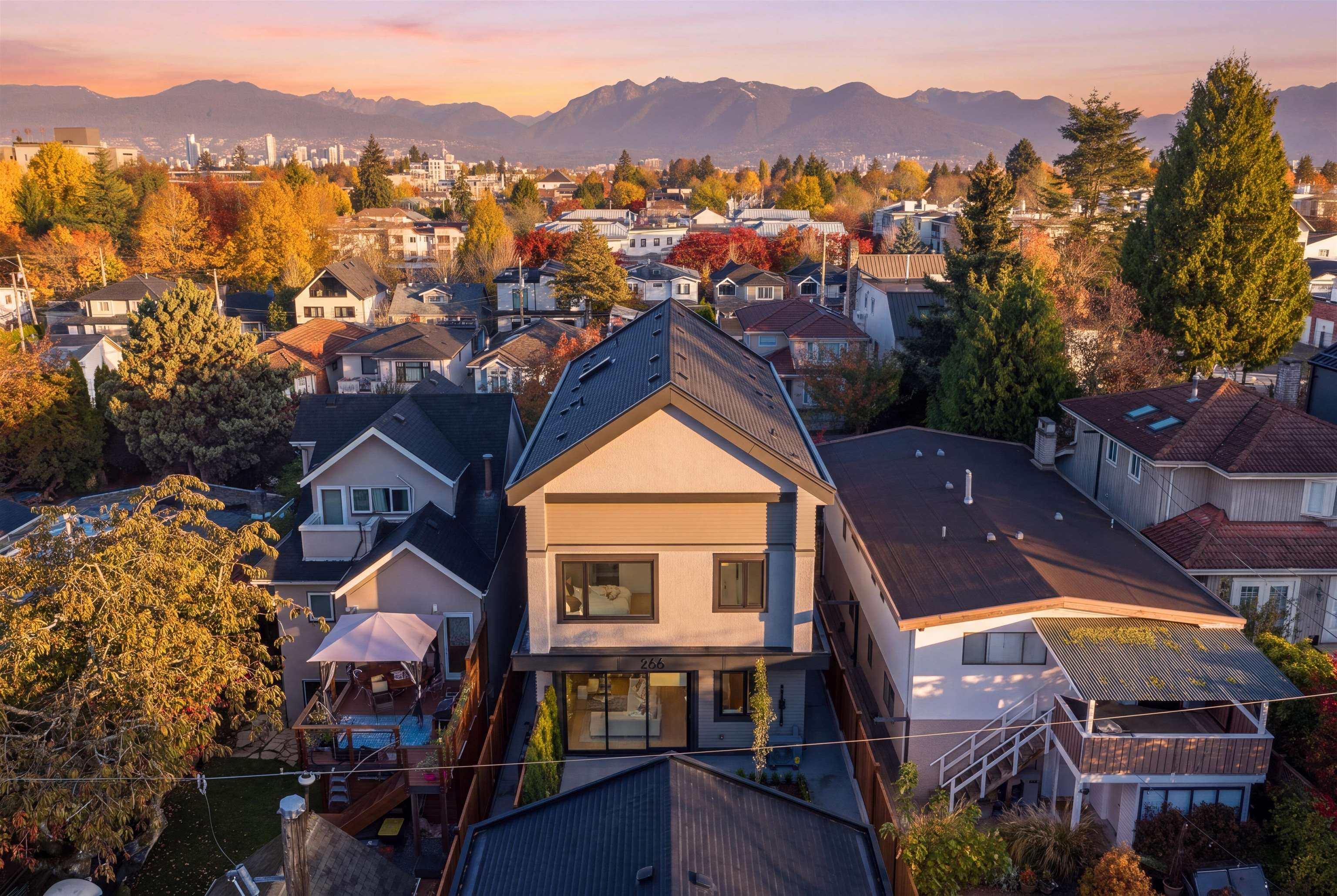 2 266 E 38 AVENUE, R3179124, BC,
