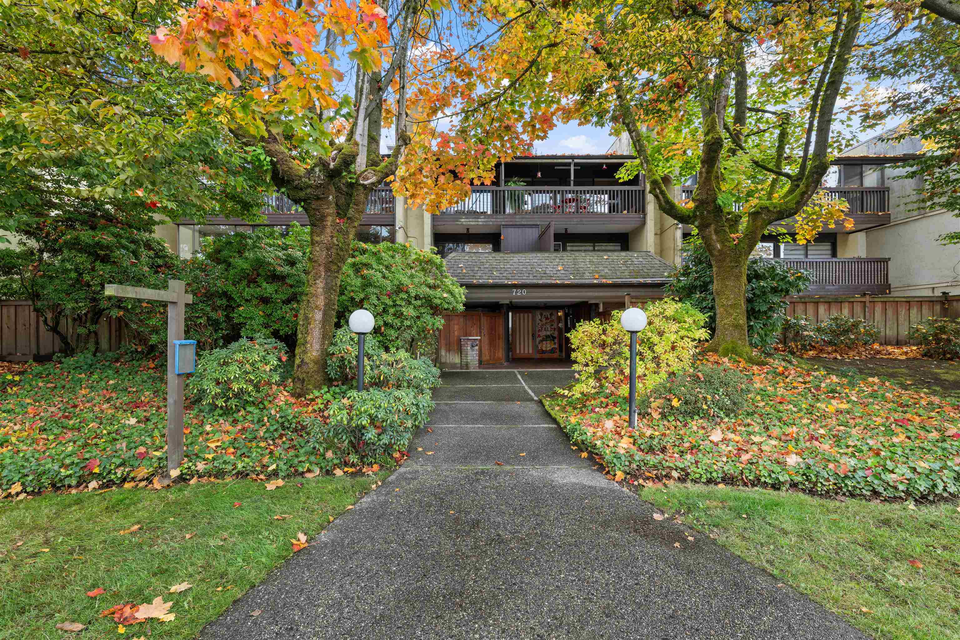 301 720 EIGHTH AVENUE, R3179186, BC,