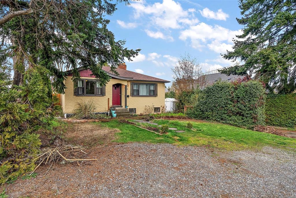 Second View of 920 Lodge Ave, Saanich, BC, V8X 3A8