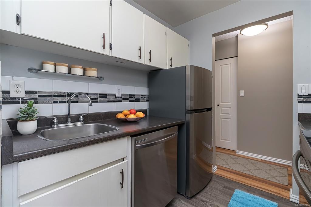 Fifth View of 103 Gorge Rd E, Treelane Estates, Victoria, BC, V9A 6Z2