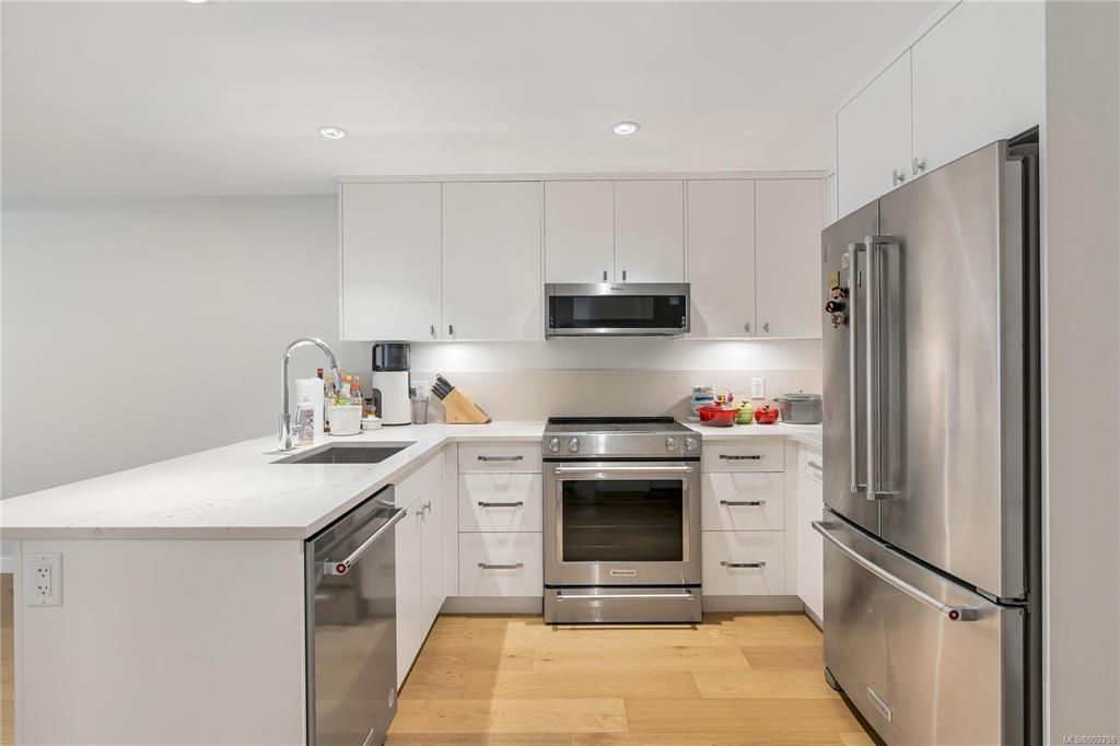 Fifth View of 4030 Shelbourne St, Affinity, Saanich, BC, V8N 3E4