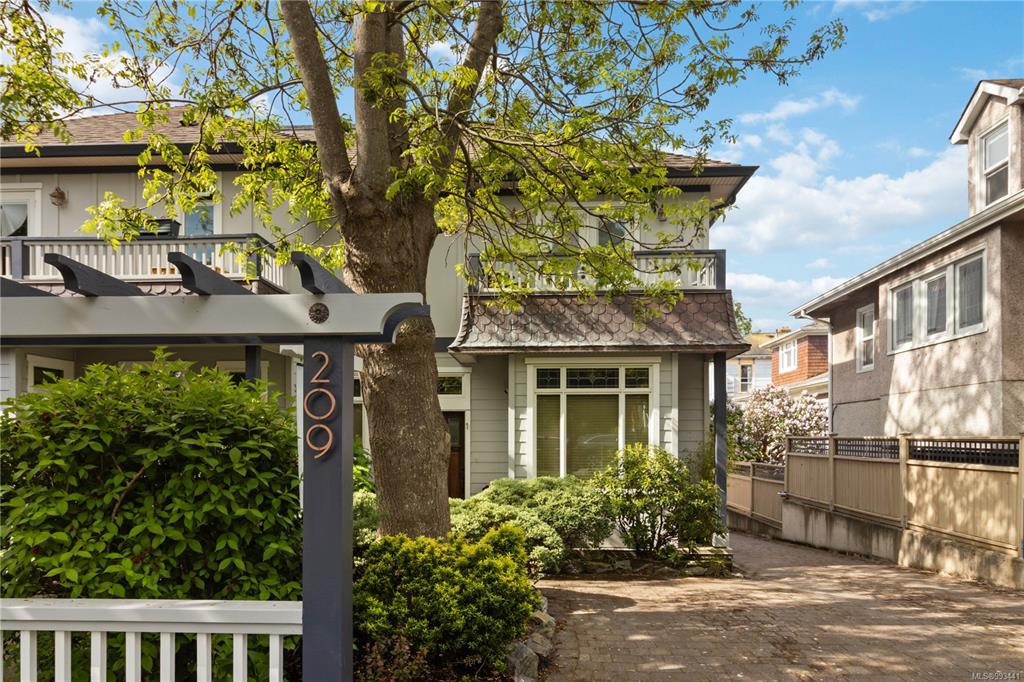 Third View of 209 Superior St, Victoria, BC, V8V 1T4