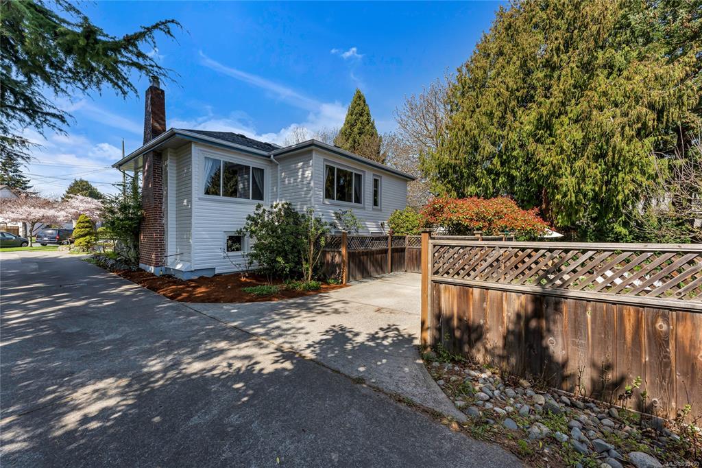 Fifth View of 1456 Thurlow Rd, Victoria, BC, V8S 1L9