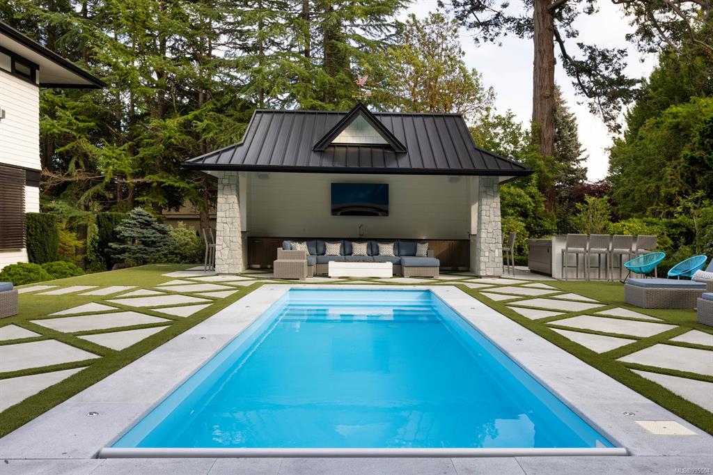 Fifth View of 3375 Ripon Rd, Oak Bay, BC, V8R 6G8