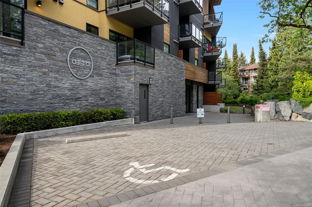Fourth View of 991 Mckenzie Ave, Saanich, BC, V8X 3G8