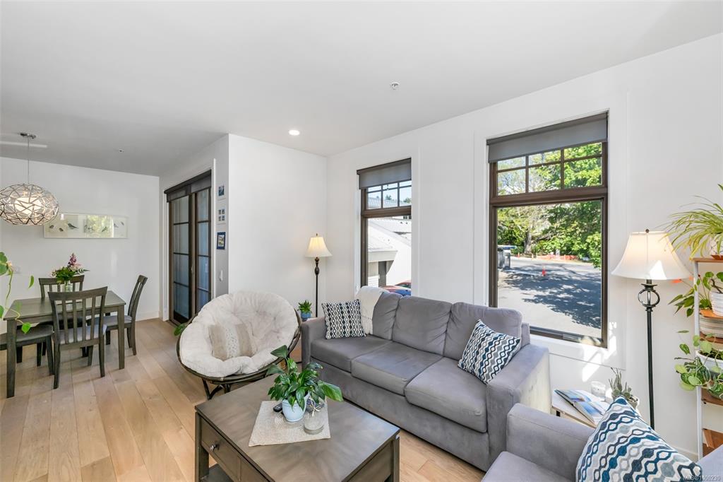 Fifth View of 2580 Penrhyn St, Saanich, BC, V8N 1G3