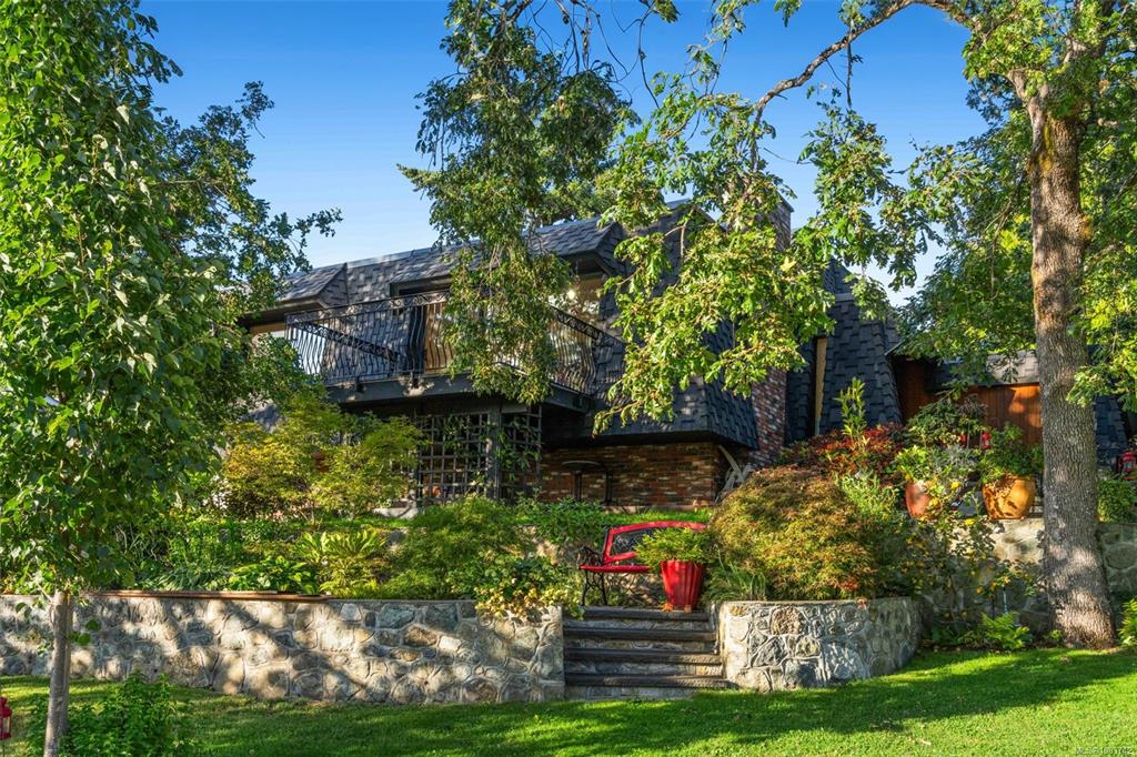 Third View of 994 Landeen Pl, Saanich, BC, V8X 3Z3