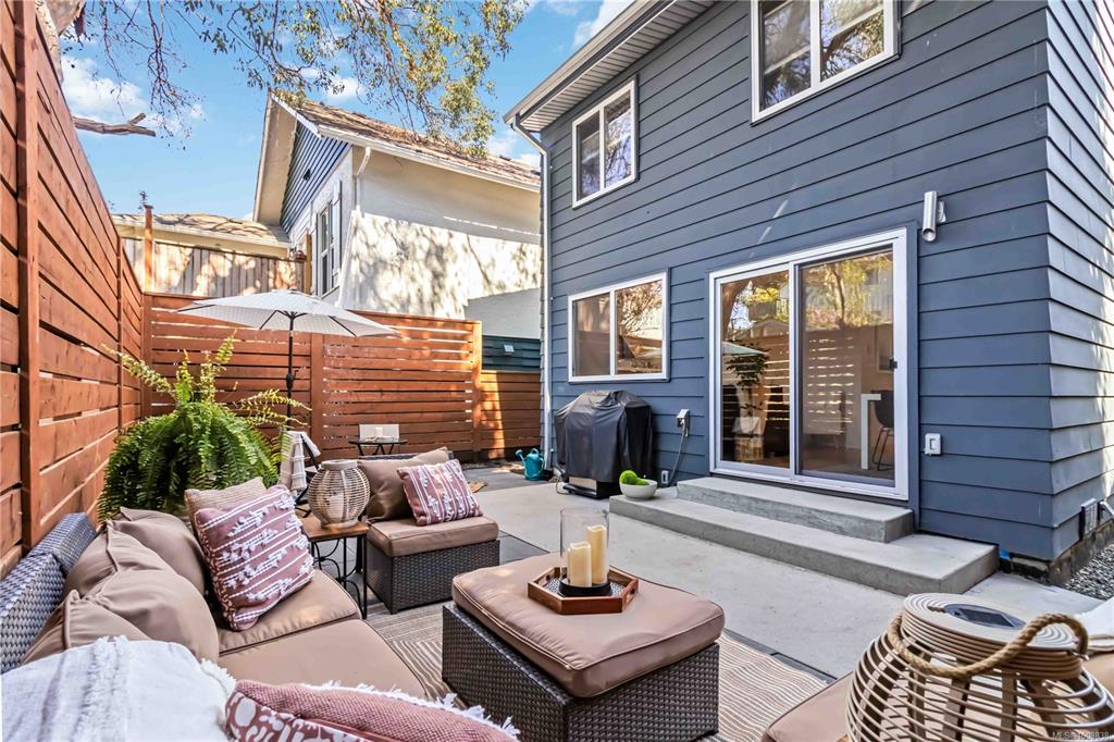 Second View of 126 Rendall St, Victoria, BC, V8V 2E5