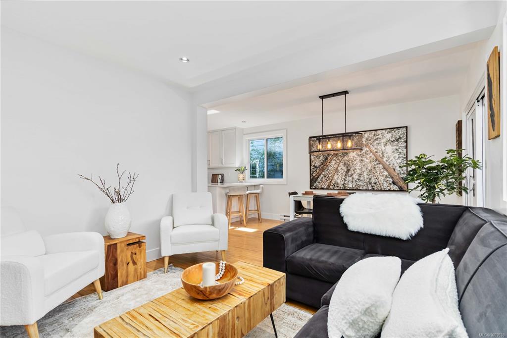 Fifth View of 126 Rendall St, Victoria, BC, V8V 2E5