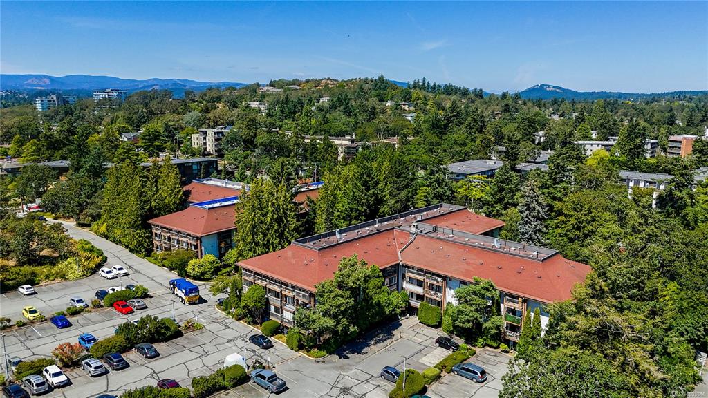Third View of 1009 Mckenzie Ave, Royal Woods Ascot, Saanich, BC, V8X 4B1