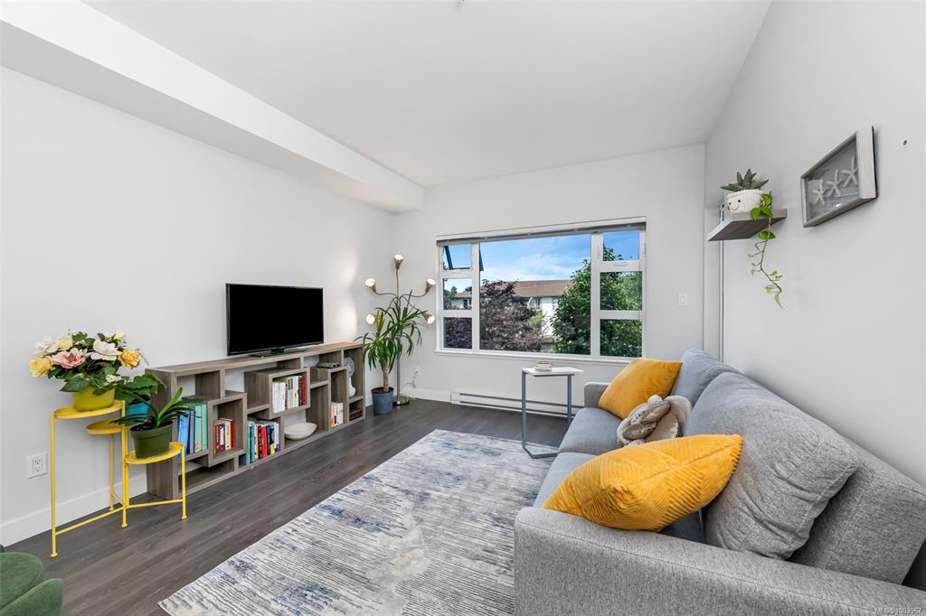 Fifth View of 3333 Glasgow Ave, Saanich, BC, V8X 2S1