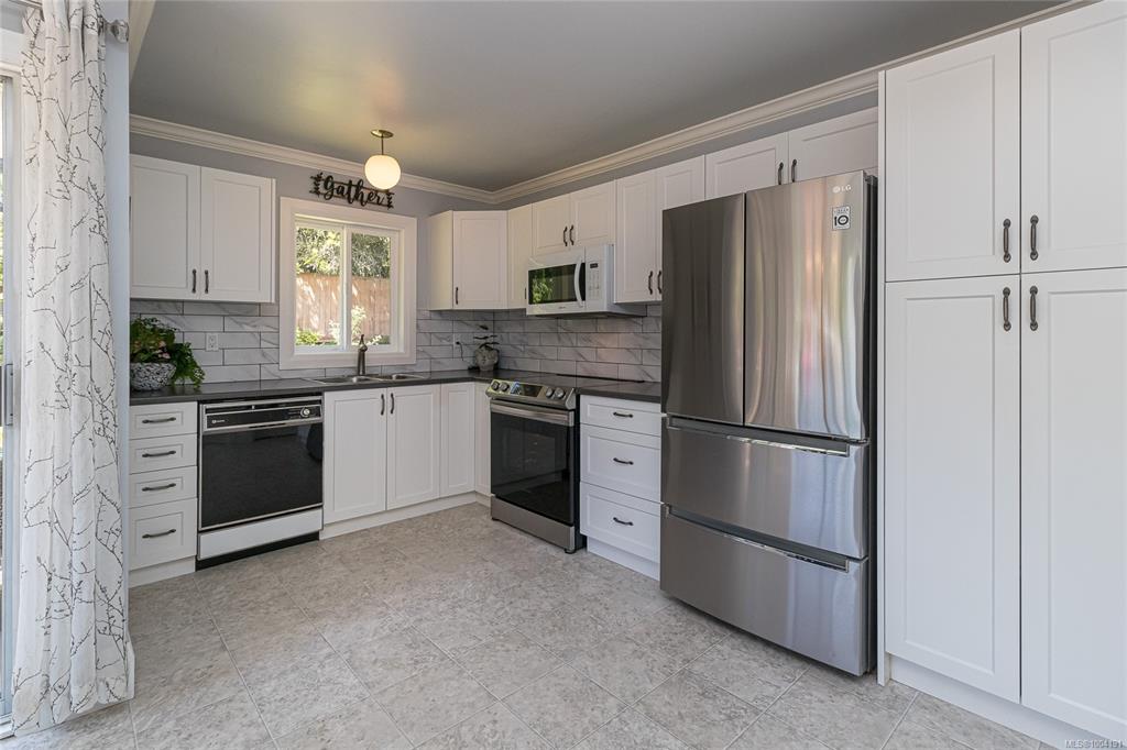 Fourth View of 932 Tattersall Dr, Saanich, BC, V8X 2W9