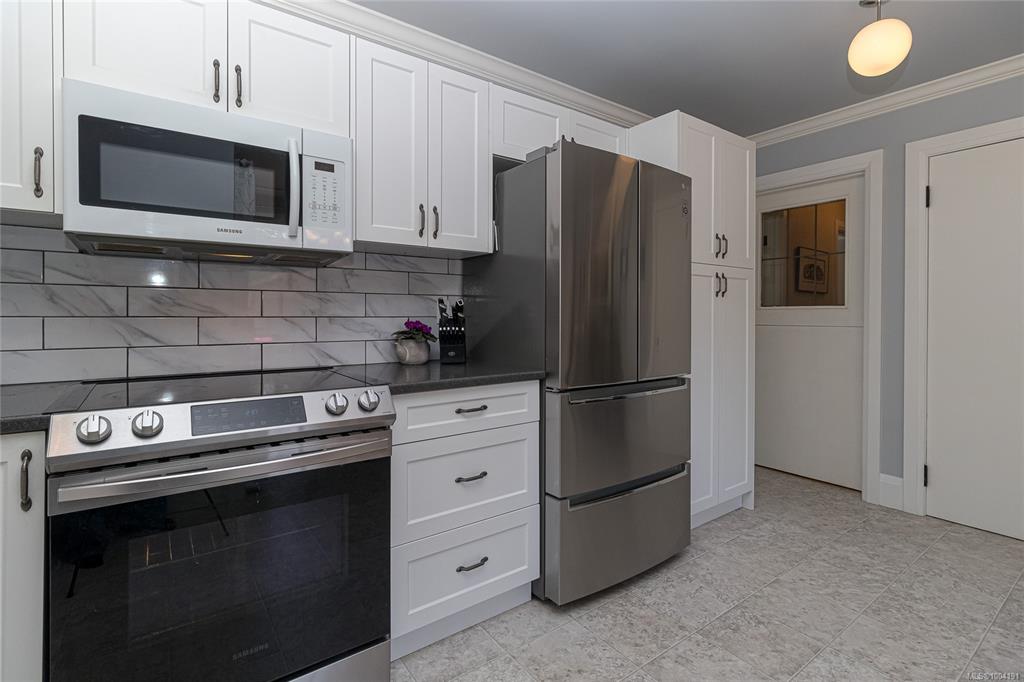 Fifth View of 932 Tattersall Dr, Saanich, BC, V8X 2W9