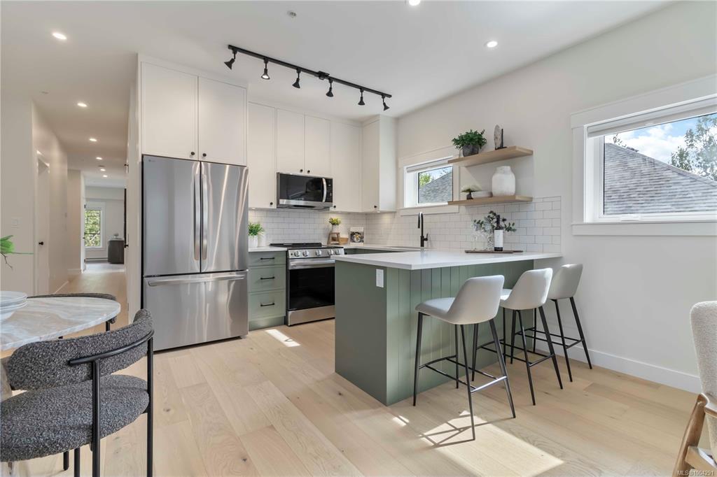 Fourth View of 633 Belton Ave, Victoria, BC, V9A 2Z5