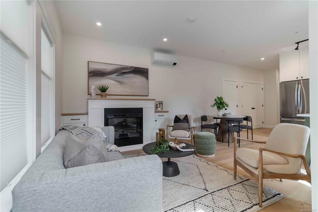 Third View of 633 Belton Ave, Kindred, Victoria, BC, V9A 2Z5