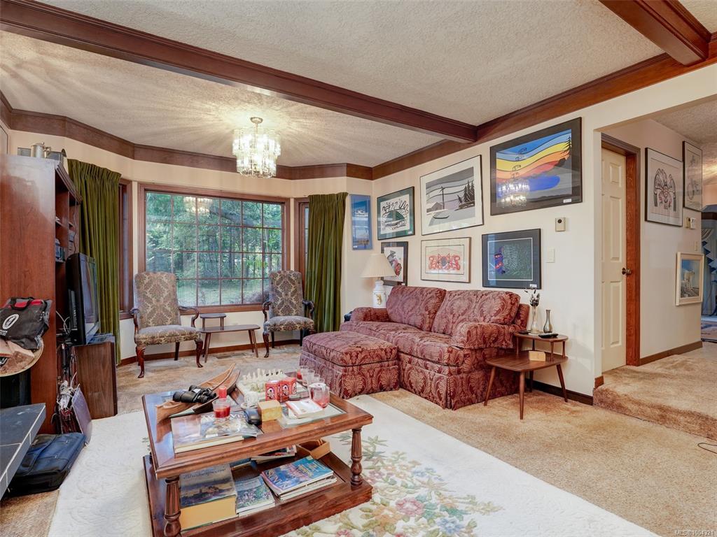 Fifth View of 2565 Annabern Cres, Saanich, BC, V8N 5E9