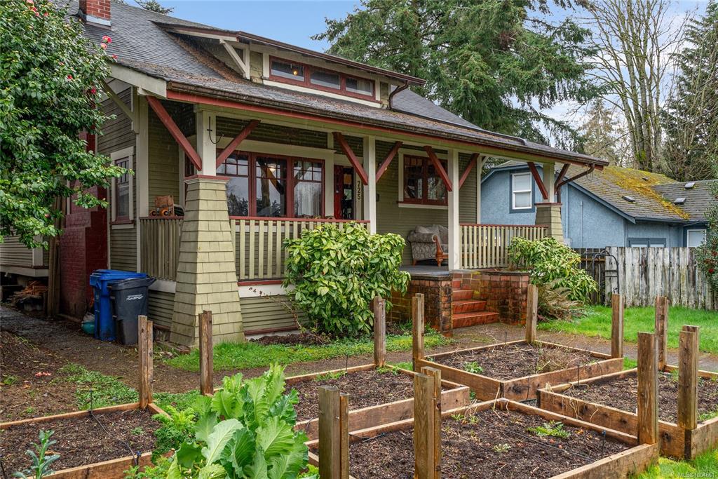 Third View of 725 Comox Rd, Nanaimo, BC, V9R 3J5