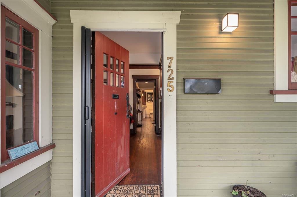 Fifth View of 725 Comox Rd, Nanaimo, BC, V9R 3J5