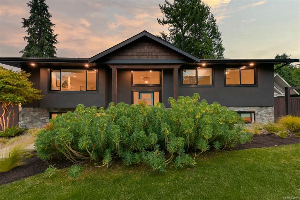 Third View of 2091 Stonehewer Pl, Oak Bay, BC, V8S 2Z8