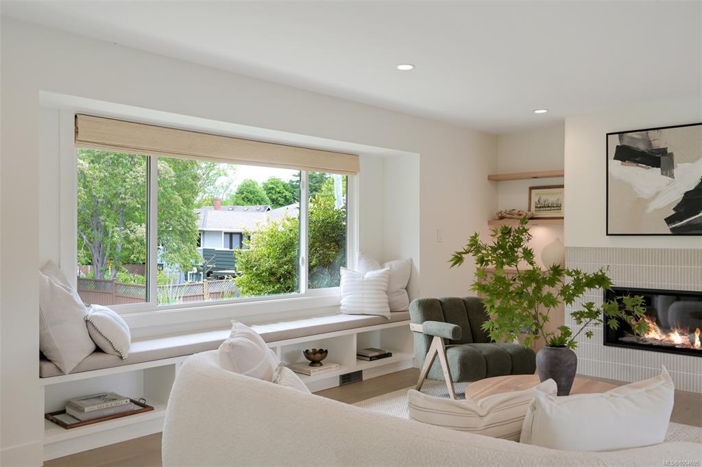 Fourth View of 2091 Stonehewer Pl, Oak Bay, BC, V8S 2Z8