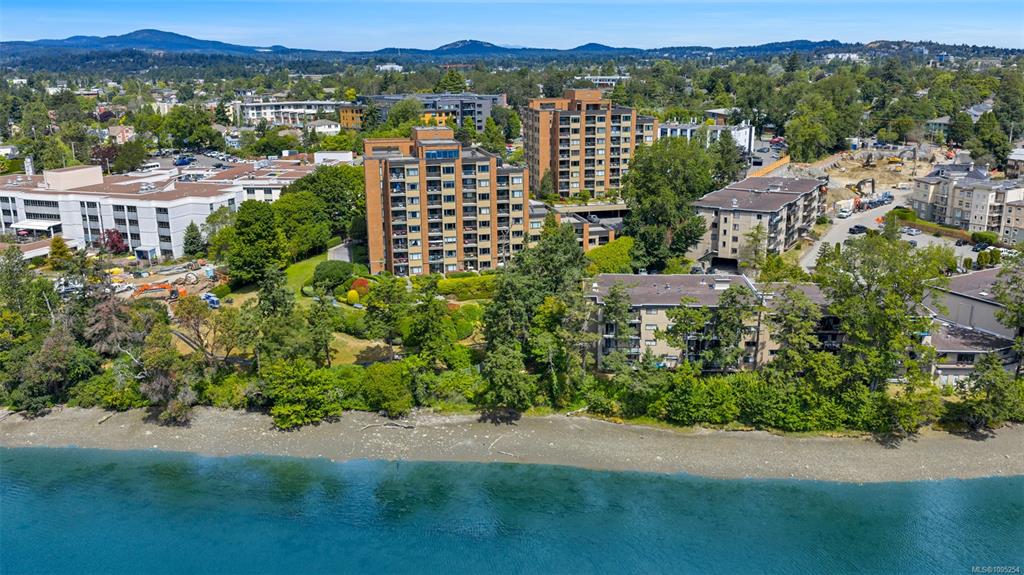 Fifth View of 103 Gorge Rd E, Treelane Estates, Victoria, BC, V9A 6Z2