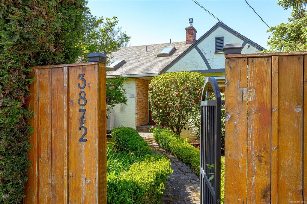 Third View of 3872 Carey Rd, Saanich, BC, V8Z 4C7