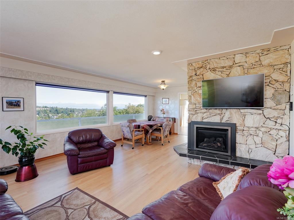 Fifth View of 1472 Banff Pl, Saanich, BC, V8P 2E8