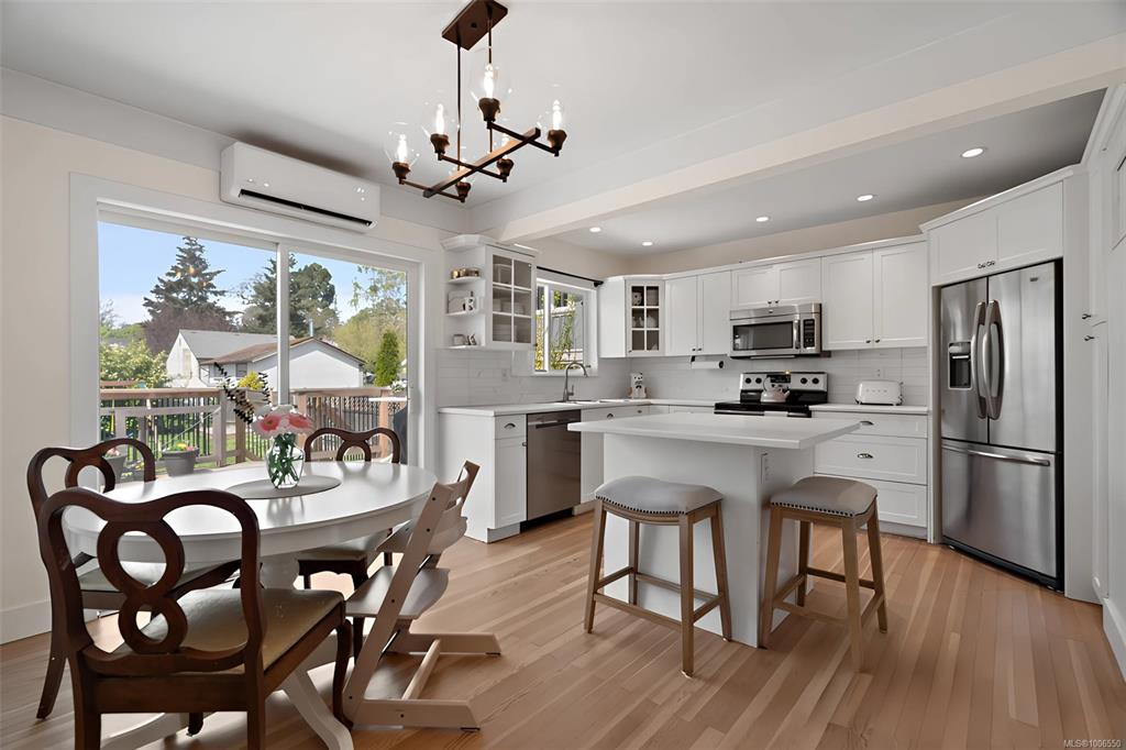 Fourth View of 924 Stafford St, Saanich, BC, V8X 2V8