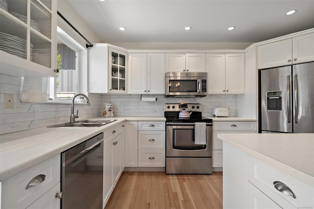 Fifth View of 924 Stafford St, Saanich, BC, V8X 2V8