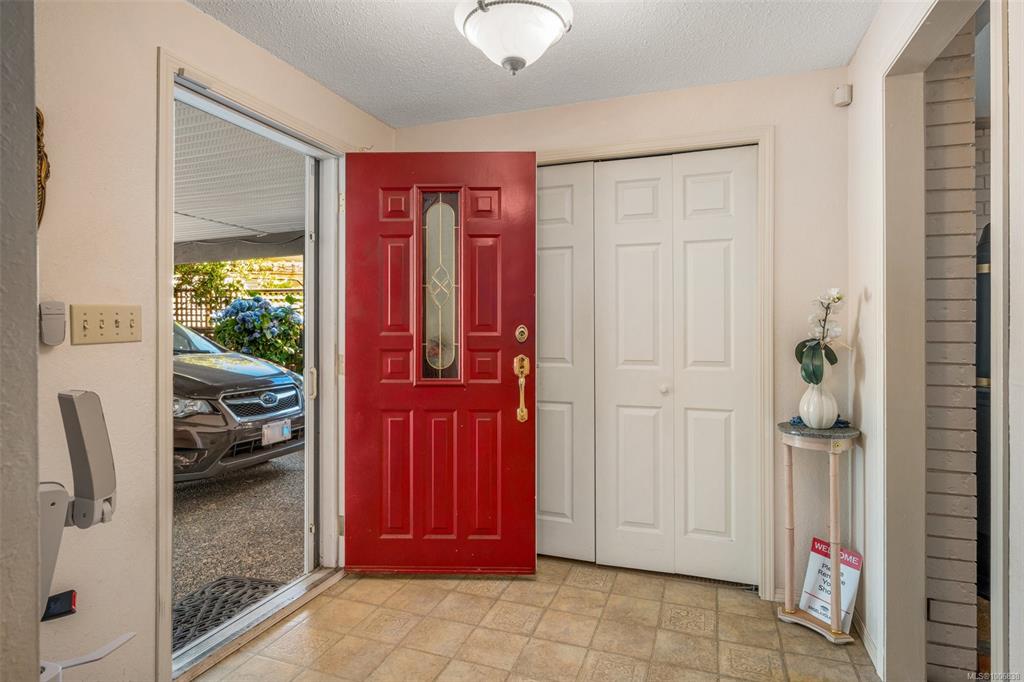 Fourth View of 955 Tattersall Dr, Saanich, BC, V8X 2X1