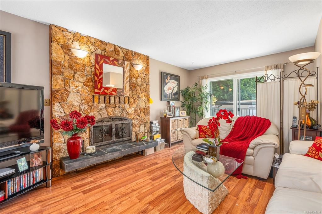 Fifth View of 955 Tattersall Dr, Saanich, BC, V8X 2X1