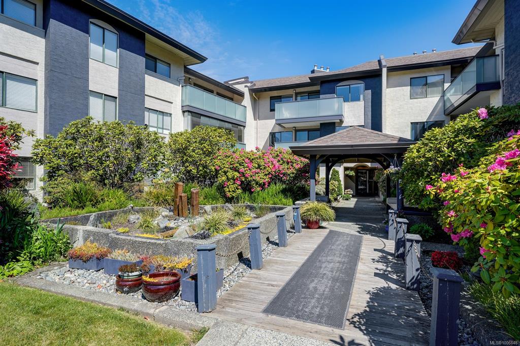 Fourth View of 3900 Shelbourne St, Saanich, BC, V8P 4H8
