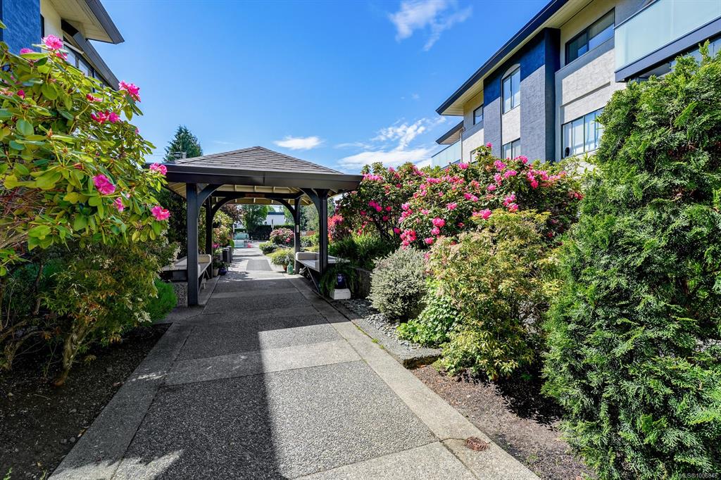 Fifth View of 3900 Shelbourne St, Saanich, BC, V8P 4H8
