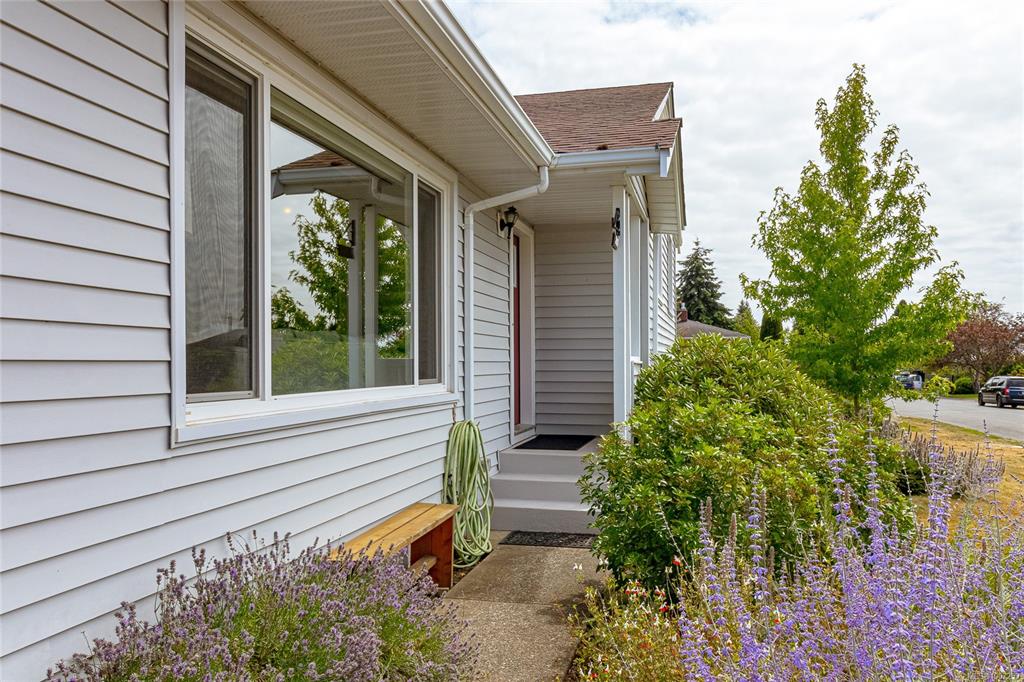 Fifth View of 3231 Frechette St, Saanich, BC, V8P 4N8