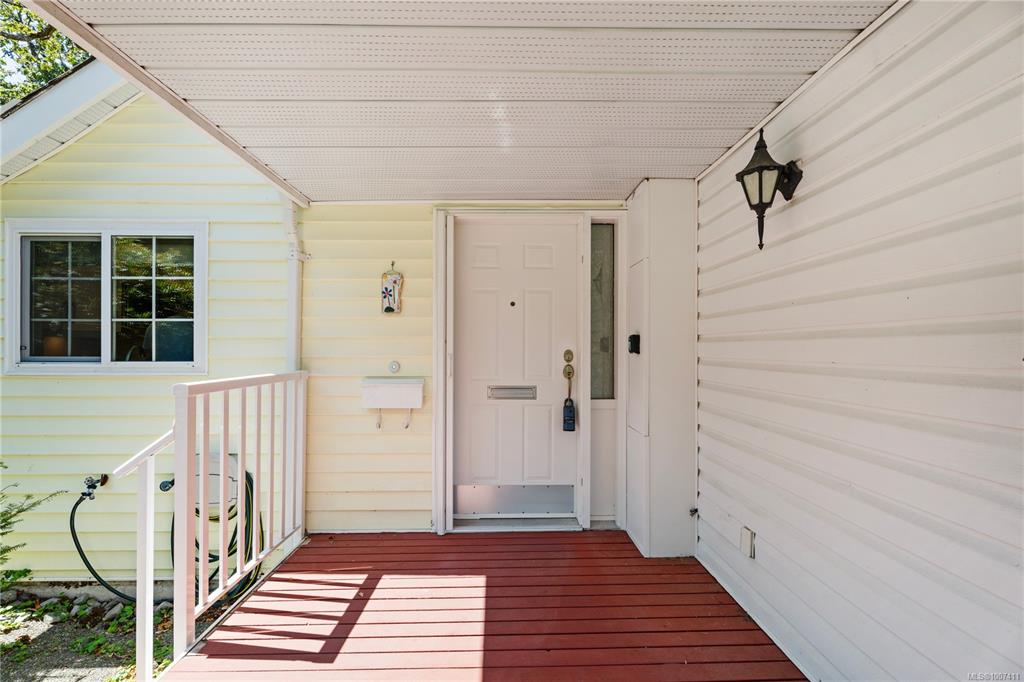 Fifth View of 1507 Queensbury Ave, Oak Hill Estates, Saanich, BC, V8P 5M5