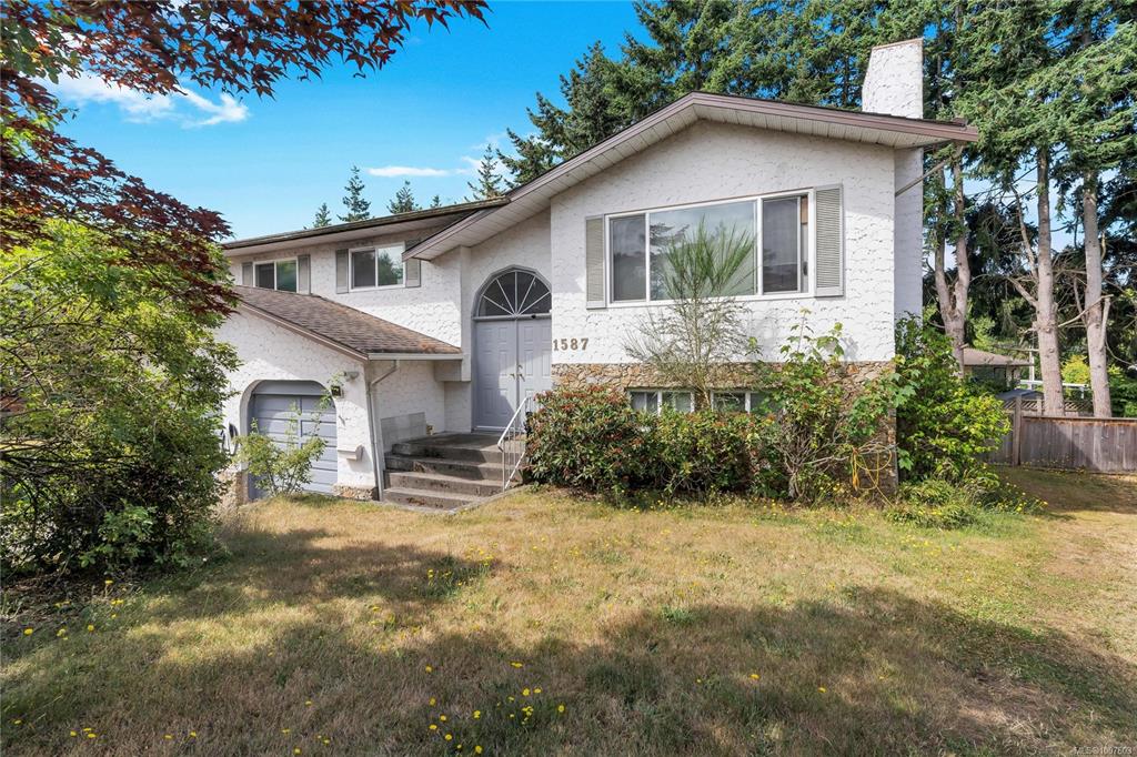 Third View of 1587 Judoba Pl, Saanich, BC, V8X 5V4