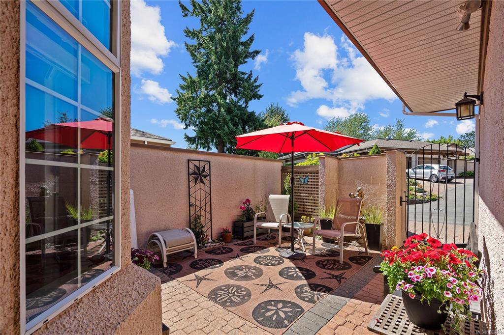 Third View of 901 Kentwood Lane, Saanich, BC, V8Y 2Y6