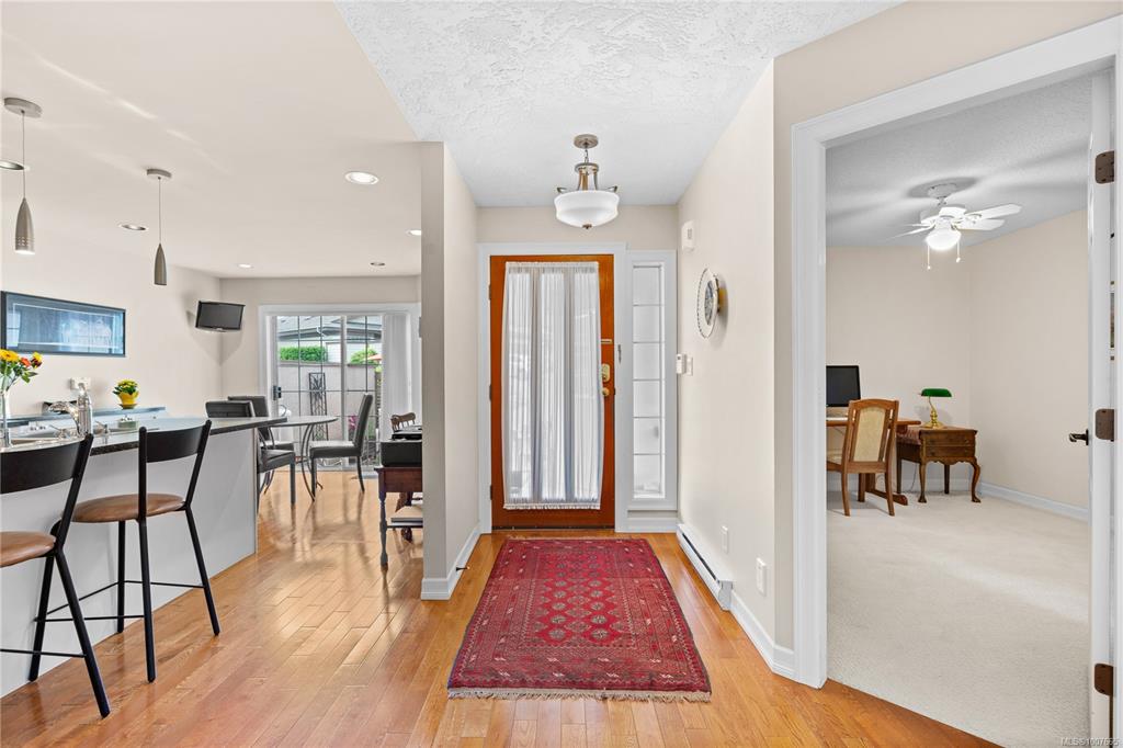 Fourth View of 901 Kentwood Lane, Saanich, BC, V8Y 2Y6