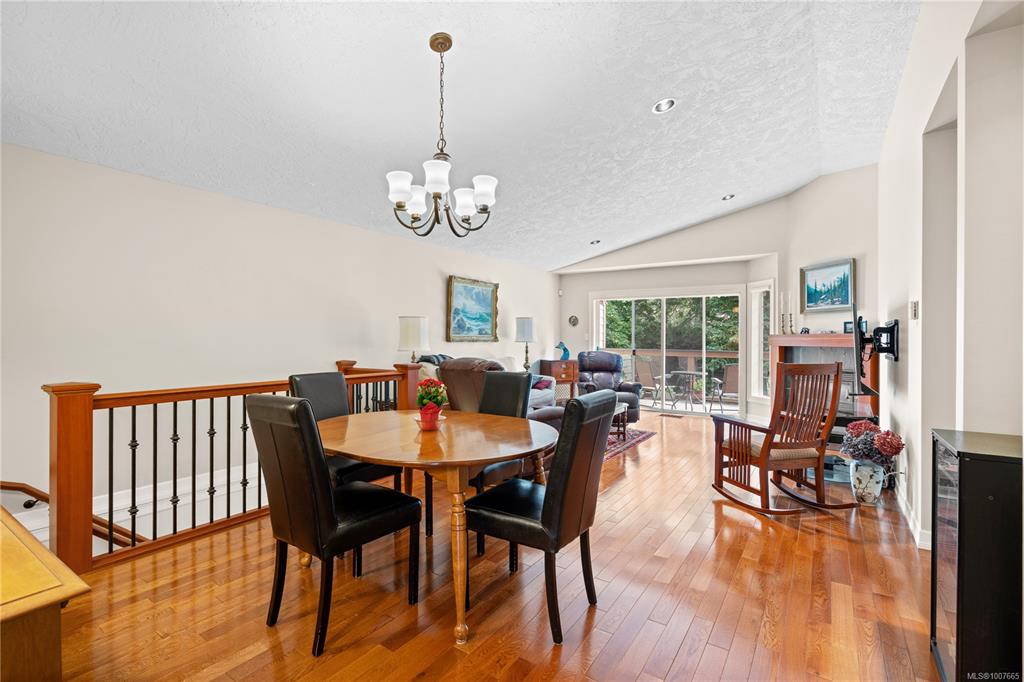 Fifth View of 901 Kentwood Lane, Saanich, BC, V8Y 2Y6