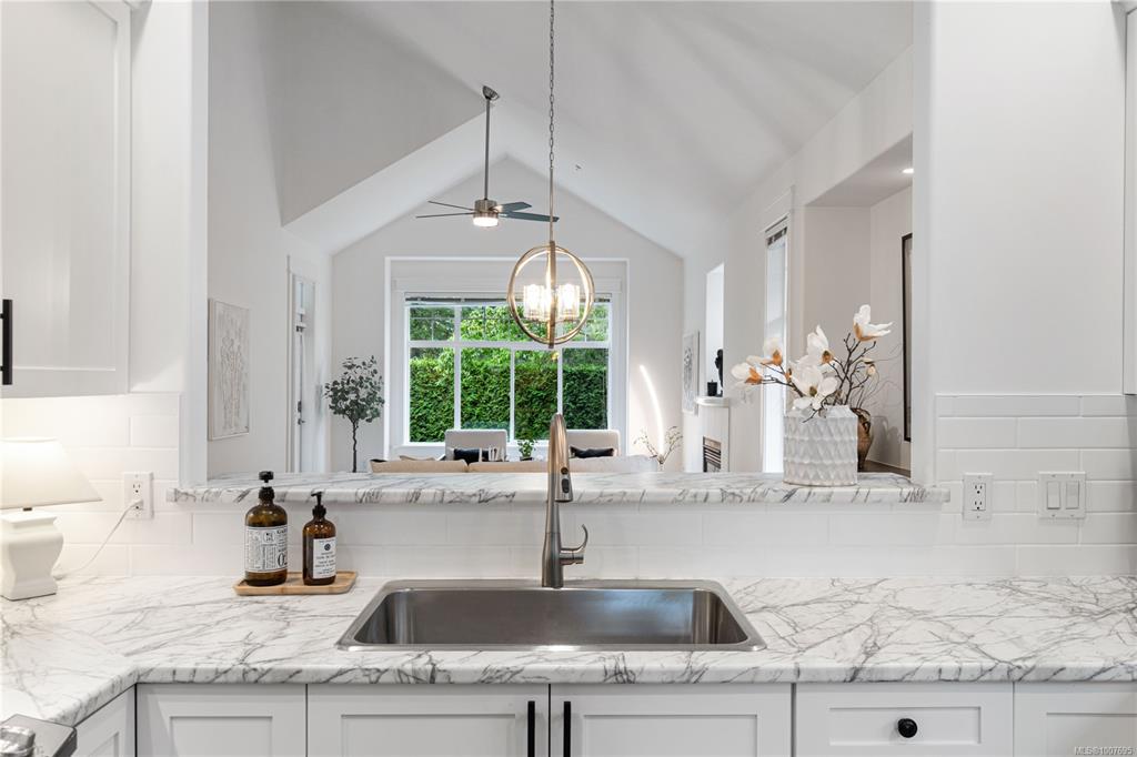6353 Pinewood Lane, 1007695, BC,