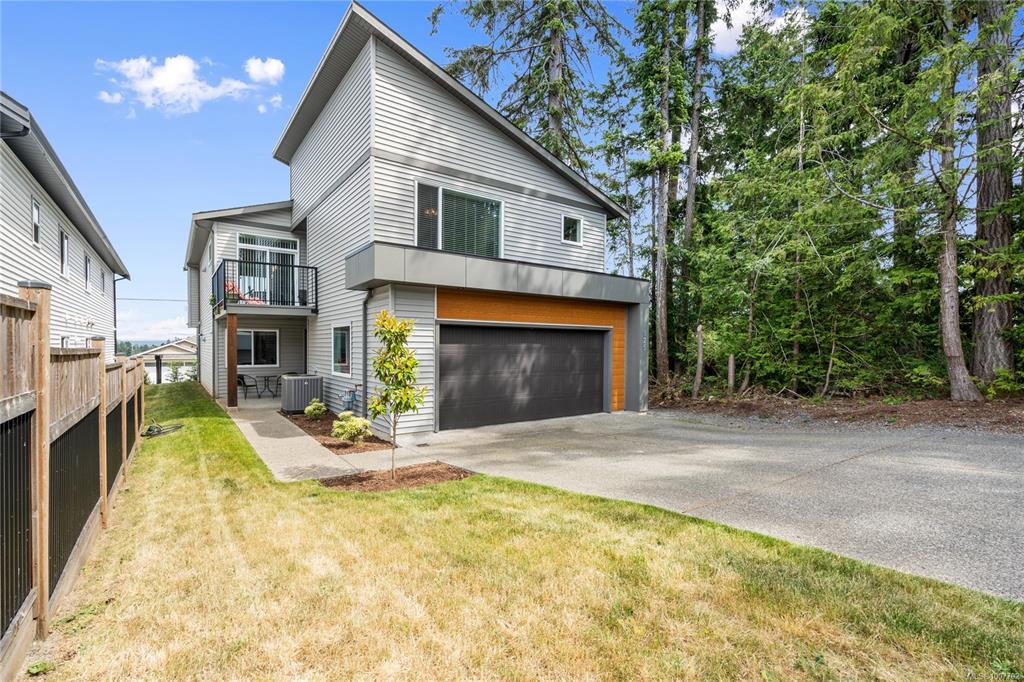Third View of 925 Howard Ave, Nanaimo, BC, V9R 3T4